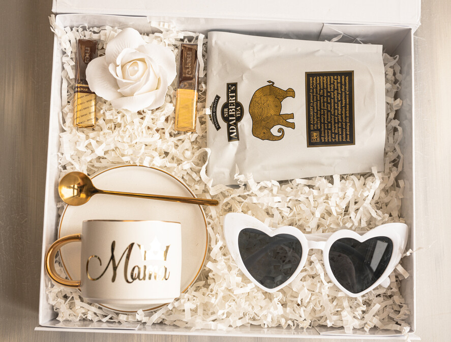 Prezenty dla Mamy zestawy w welurowych i ozdobnych pudełkach  fajne prezenty dla mamy, pudełko z filiżanką i kawą gotowy do wręczenia prezent dla mamy, czarna filiżanka ze spodkiem, pomysł na prezent dla mamy7