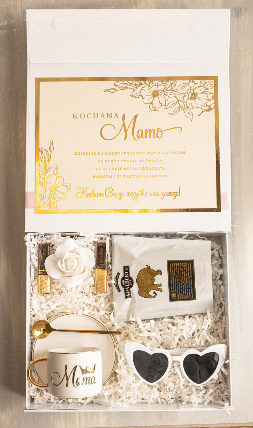 Prezenty dla Mamy zestawy w welurowych i ozdobnych pudełkach  fajne prezenty dla mamy, pudełko z filiżanką i kawą gotowy do wręczenia prezent dla mamy, czarna filiżanka ze spodkiem, pomysł na prezent dla mamy8
