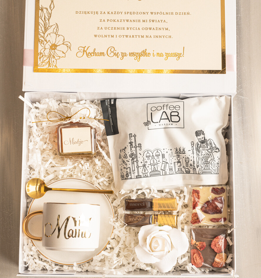 Prezenty dla Mamy zestawy w welurowych i ozdobnych pudełkach  pomysły na prezenty na dzień mamy, boxy prezentowy dla mamy z filiżanką , pomysł na prezent z okazji dnia Mamy, filiżanka z napisem Mama5