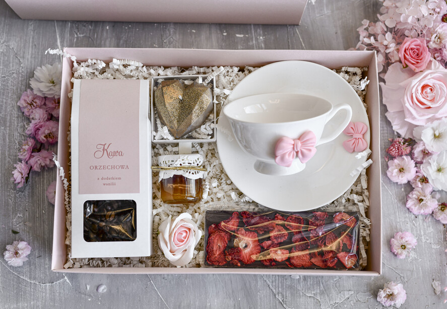 Prezenty dla Mamy zestawy w welurowych i ozdobnych pudełkach  Box Prezentowy na Dzień Mamy - Prezent dla Mamy  Upominek  Kubek z napisem Mama idealna2