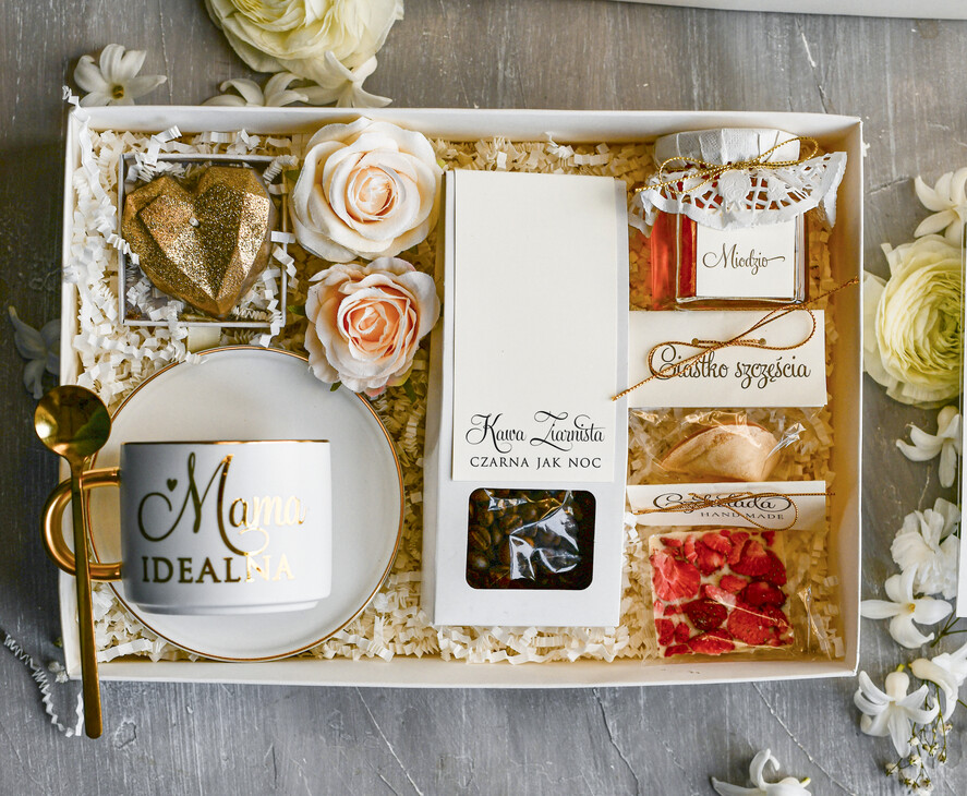 Prezenty dla Mamy zestawy w welurowych i ozdobnych pudełkach  Zestaw Prezentowy na Dzień Mamy - Box Upomienk Kubek z napisem Mama doskonała życzenia1