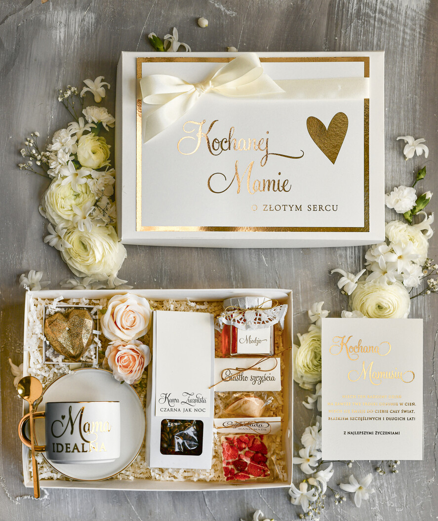 Prezenty dla Mamy zestawy w welurowych i ozdobnych pudełkach  Zestaw Prezentowy na Dzień Mamy - Box Upomienk Kubek z napisem Mama doskonała życzenia0