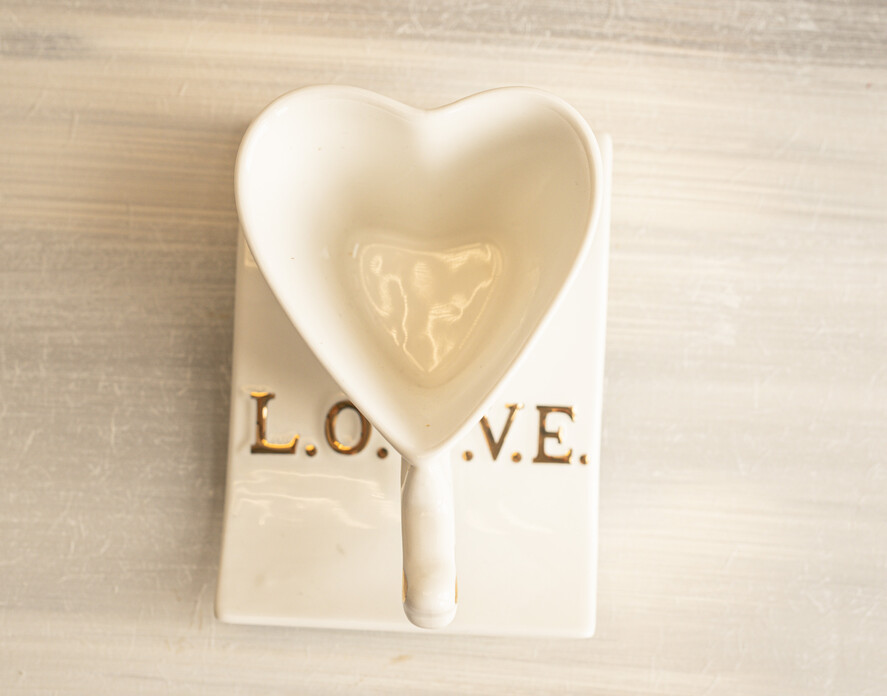 Prezenty dla Mamy zestawy w welurowych i ozdobnych pudełkach  elegancki prezent z okazji dnia mamy, pudełko z filiżanką i herbatą, gotowy do wręczenia prezent dla mamy, filiżanka serce ze spodkiem, pomysł na prezent dla mamy4