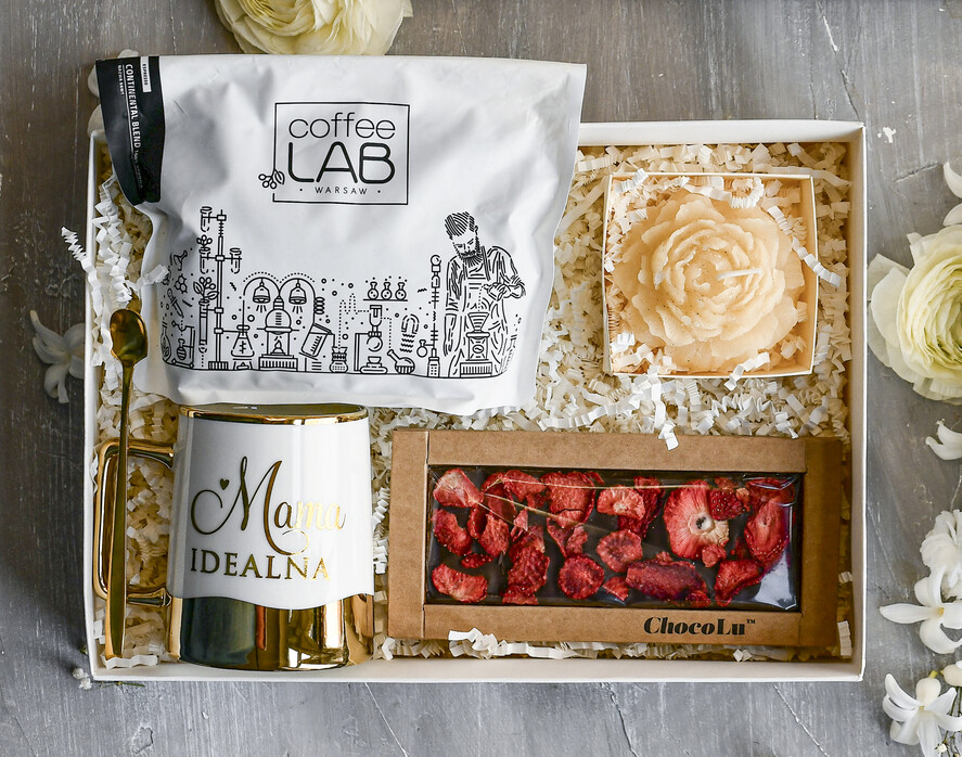 Prezenty dla Mamy zestawy w welurowych i ozdobnych pudełkach  Zestaw Prezentowy na Dzień Mamy - Box Upomienk Kubek z napisem Mama doskonała życzenia1