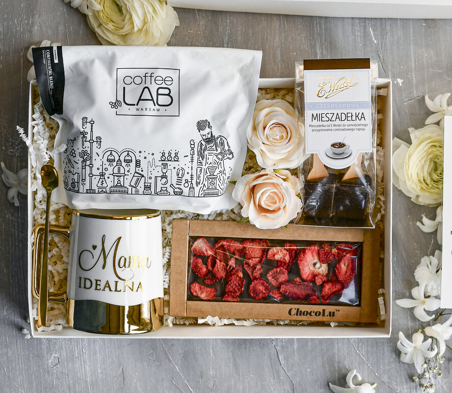 Prezenty dla Mamy zestawy w welurowych i ozdobnych pudełkach  Zestaw Prezentowy na Dzień Mamy - Box Upomienk Kubek z napisem Mama doskonała życzenia1