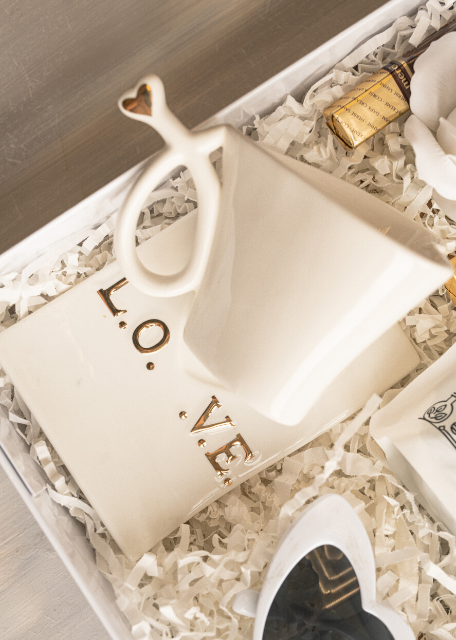 Prezenty dla Mamy zestawy w welurowych i ozdobnych pudełkach  fajne prezenty dla mamy, pudełko z filiżanką i kawą gotowy do wręczenia prezent dla mamy, filiżanka serce ze spodkiem, pomysł na prezent dla mamy4