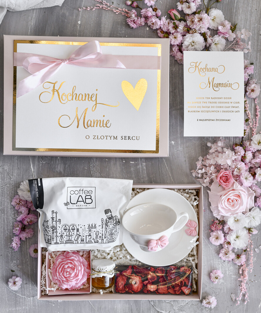 Prezenty dla Mamy zestawy w welurowych i ozdobnych pudełkach  Box Prezentowy na Dzień Mamy - Prezent dla Mamy  Upominek  Kubek z napisem Mama idealna0