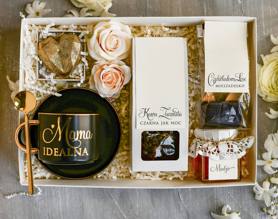 Prezenty dla Mamy zestawy w welurowych i ozdobnych pudełkach  Zestaw Prezentowy na Dzień Mamy - Box Upomienk Kubek z napisem Mama doskonała życzenia1