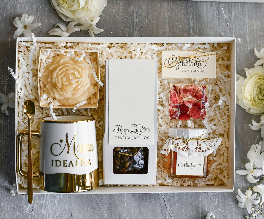 Prezenty dla Mamy zestawy w welurowych i ozdobnych pudełkach  Zestaw Prezentowy na Dzień Mamy - Box Upomienk Kubek z napisem Mama doskonała życzenia2