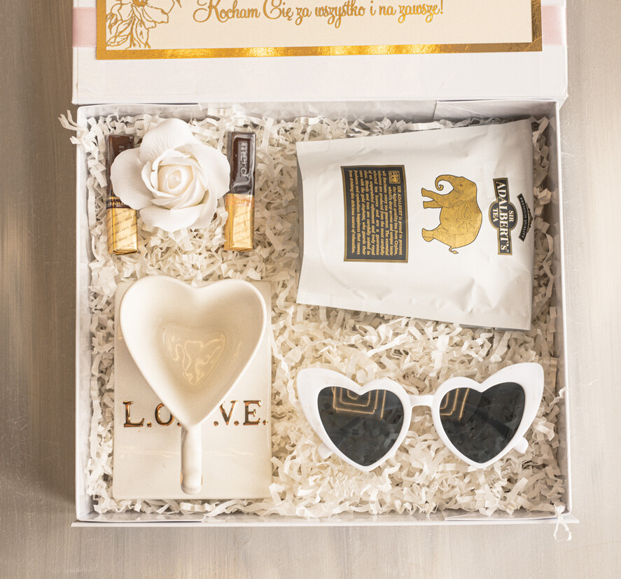 Prezenty dla Mamy zestawy w welurowych i ozdobnych pudełkach  elegancki prezent z okazji dnia mamy, pudełko z filiżanką i herbatą, gotowy do wręczenia prezent dla mamy, filiżanka serce ze spodkiem, pomysł na prezent dla mamy2