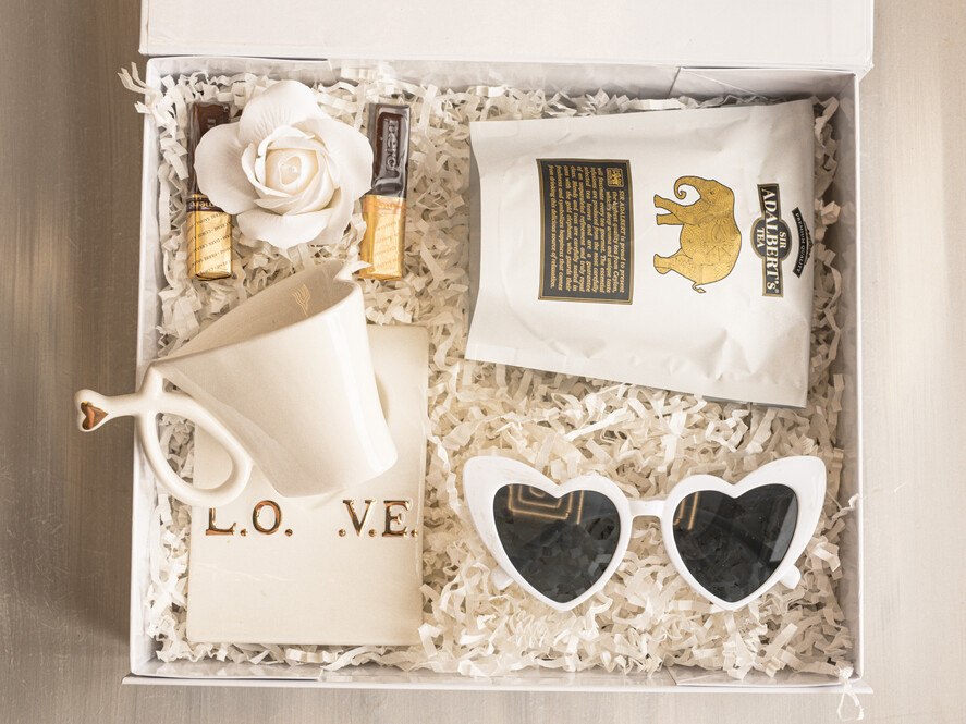 Prezenty dla Mamy zestawy w welurowych i ozdobnych pudełkach  elegancki prezent z okazji dnia mamy, pudełko z filiżanką i herbatą, gotowy do wręczenia prezent dla mamy, filiżanka serce ze spodkiem, pomysł na prezent dla mamy5