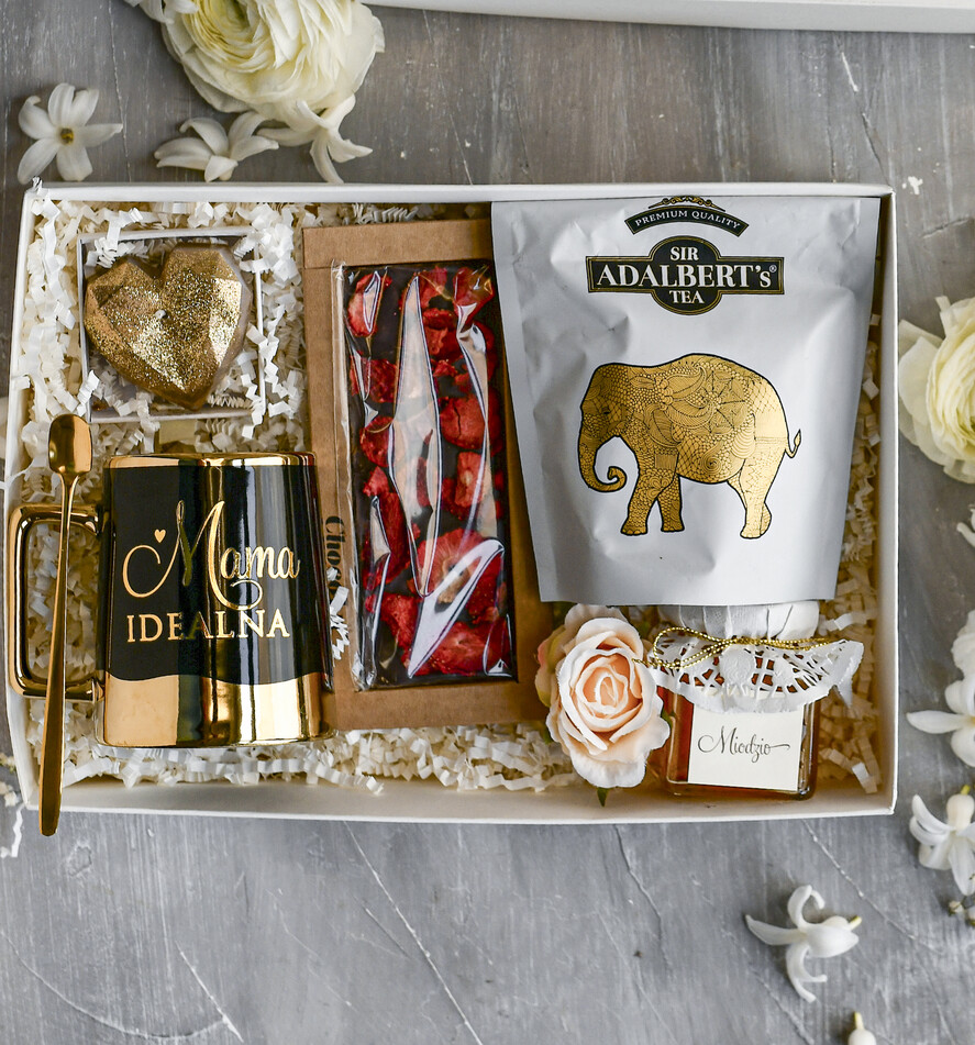 Prezenty dla Mamy zestawy w welurowych i ozdobnych pudełkach  Zestaw Prezentowy na Dzień Mamy - Box Upomienk Kubek z napisem Mama doskonała życzenia1