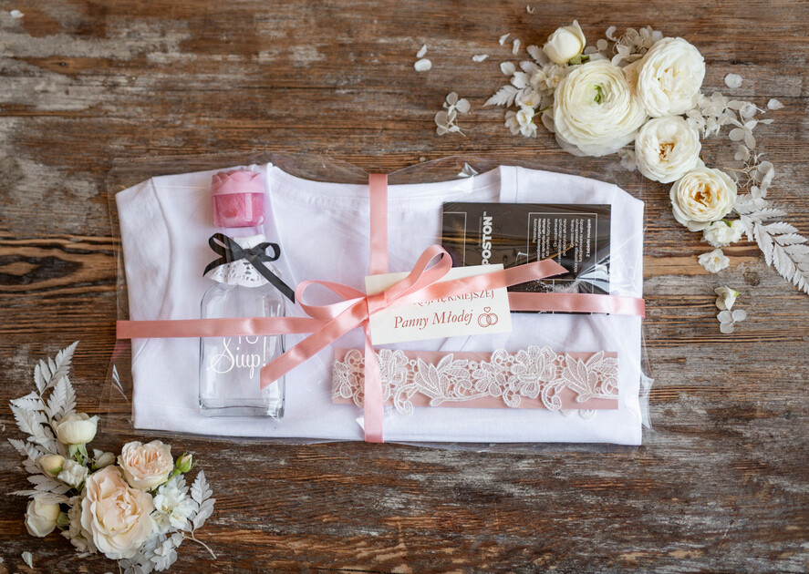 Prezenty dla Panny Młodej  Zestawy na wieczór Panieński z Koszulką Unikalny Prezent dla Panny Młodej Koszulka Damska z Napisami T-Shirt ze Złotym Napisem i Podwiązka  1