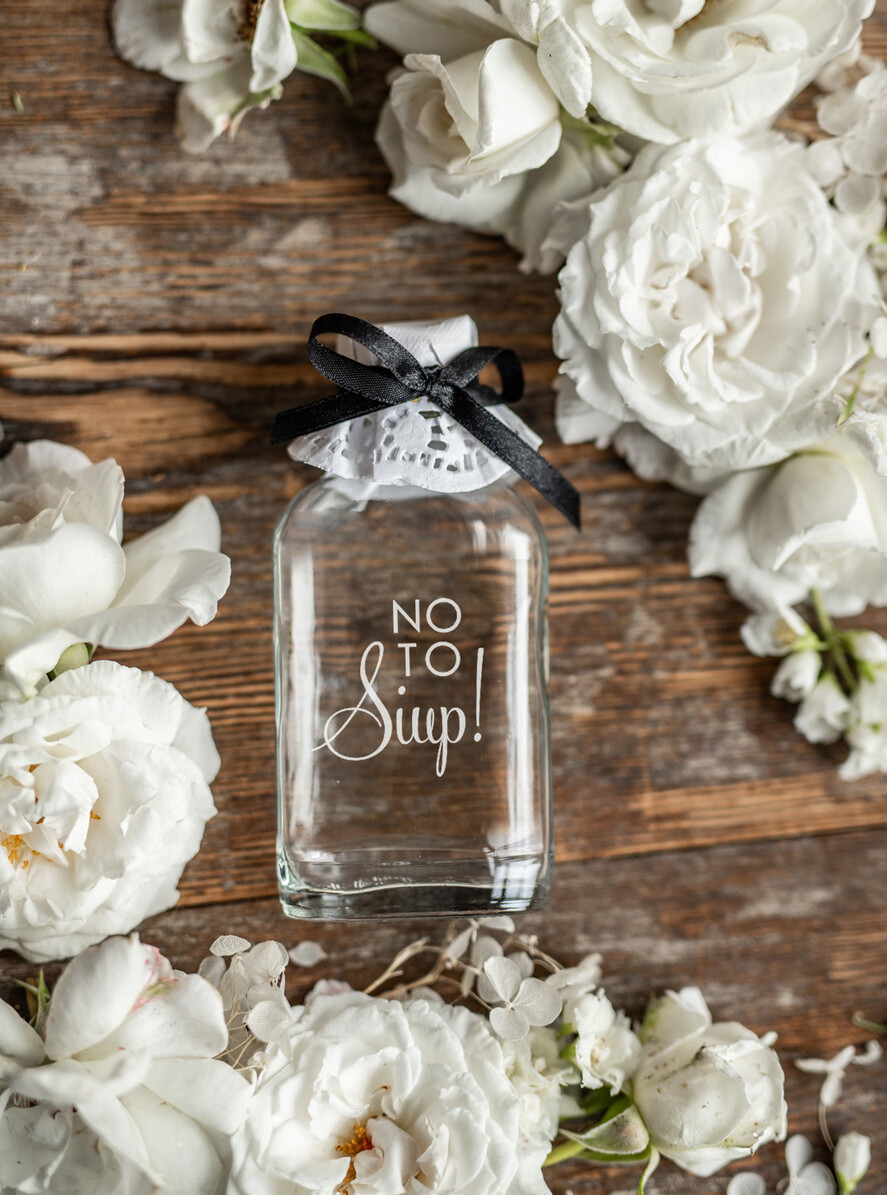 Prezenty dla Panny Młodej  Zestawy na wieczór Panieński z Koszulką Unikalny Prezent dla Panny Młodej Koszulka Damska z Napisami T-Shirt ze Złotym Napisem i Podwiązka  2