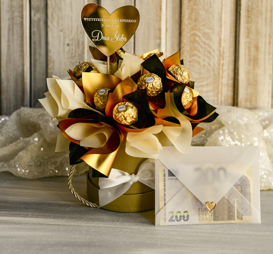  Prezenty dla Młodej Pary  flowerbox, kartki z życzeniami, pudełka na prezenty Elegancki flowerbox ze słodyczami to wyjątkowy prezent dla Młodej Pary. Piękna kompozycja w ozdobnym pudełku tworzy elegancki i gotowy do wręczenia upominek na ślub4