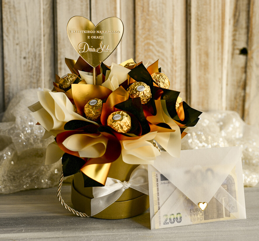  Prezenty dla Młodej Pary  flowerbox, kartki z życzeniami, pudełka na prezenty Elegancki flowerbox ze słodyczami to wyjątkowy prezent dla Młodej Pary. Piękna kompozycja w ozdobnym pudełku tworzy elegancki i gotowy do wręczenia upominek na ślub3