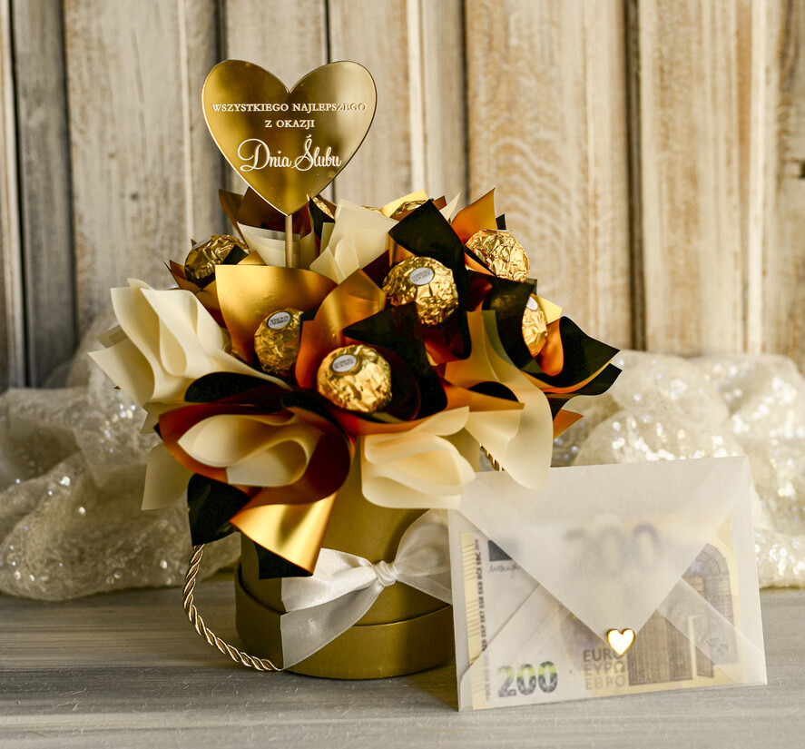  Prezenty dla Młodej Pary  flowerbox, kartki z życzeniami, pudełka na prezenty Elegancki flowerbox ze słodyczami to wyjątkowy prezent dla Młodej Pary. Piękna kompozycja w ozdobnym pudełku tworzy elegancki i gotowy do wręczenia upominek na ślub7