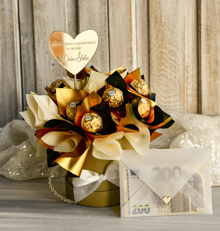  Prezenty dla Młodej Pary  flowerbox, kartki z życzeniami, pudełka na prezenty Elegancki flowerbox ze słodyczami to wyjątkowy prezent dla Młodej Pary. Piękna kompozycja w ozdobnym pudełku tworzy elegancki i gotowy do wręczenia upominek na ślub8