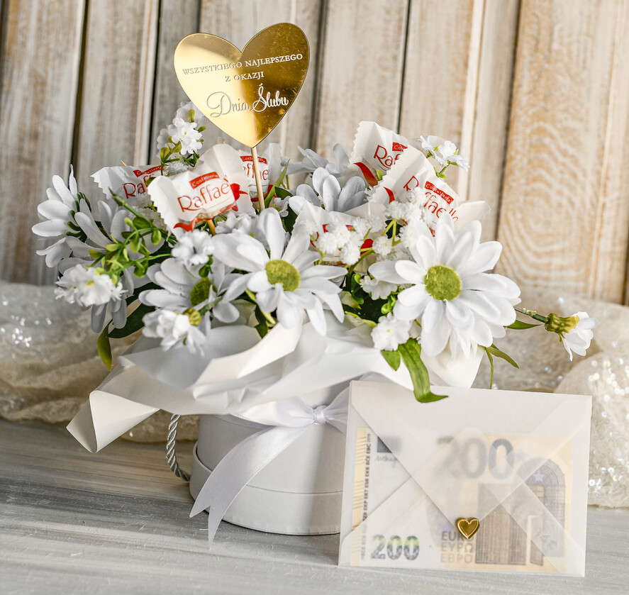  Prezenty dla Młodej Pary  flowerbox, kartki z życzeniami, pudełka na prezenty Elegancki flowerbox ze sztucznymi kwiatami i słodyczami to wyjątkowy prezent dla Młodej Pary. Piękna kompozycja w ozdobnym pudełku tworzy elegancki i gotowy do wręczenia upominek na ślub1