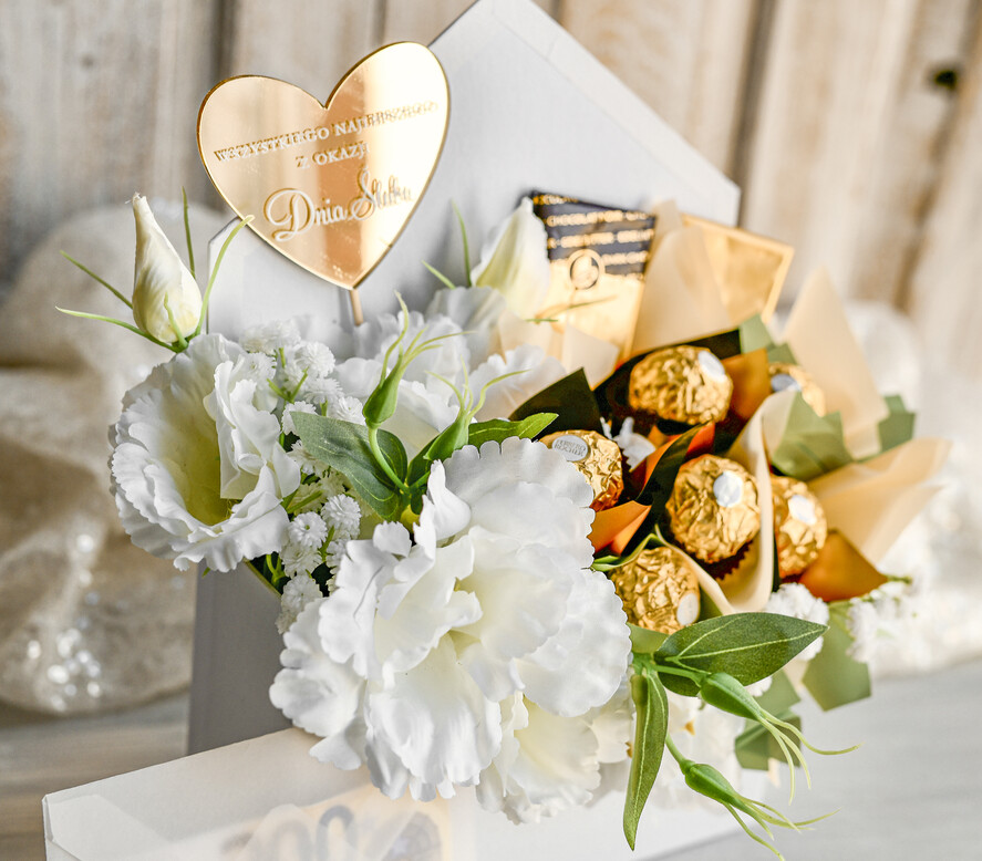  Prezenty dla Młodej Pary  flowerbox, kartki z życzeniami, pudełka na prezenty Wyjątkowy flowerbox ze sztucznymi kwiatami i słodyczami to piękny prezent dla Młodej Pary – oryginalny upominek na ślub lub wesele, Prezent dla Młodej Pary1