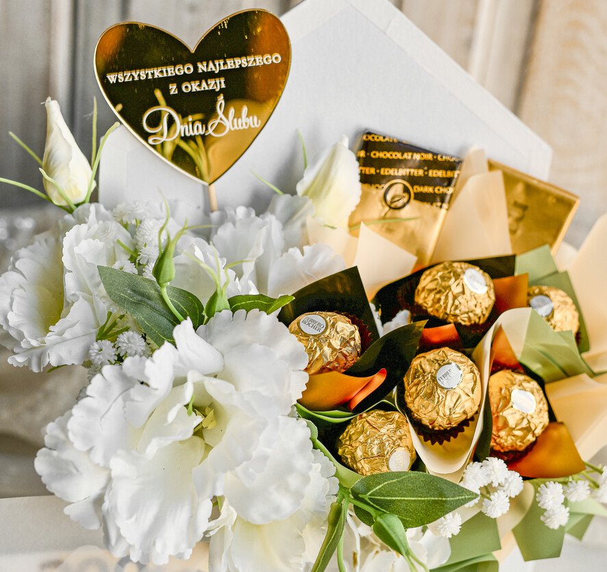  Prezenty dla Młodej Pary  flowerbox, kartki z życzeniami, pudełka na prezenty Wyjątkowy flowerbox ze sztucznymi kwiatami i słodyczami to piękny prezent dla Młodej Pary – oryginalny upominek na ślub lub wesele, Prezent dla Młodej Pary2