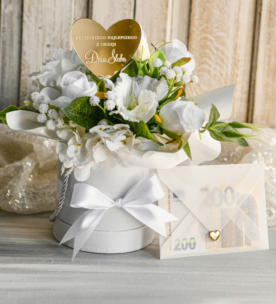  Prezenty dla Młodej Pary  flowerbox, kartki z życzeniami, pudełka na prezenty Piękny flowerbox ze sztucznymi kwiatami to wyjątkowy prezent dla Młodej Pary. Starannie przygotowana kompozycja umieszczona w ozdobnym pudełku tworzy gotowy do wręczenia upominek na ślub lub wesele3