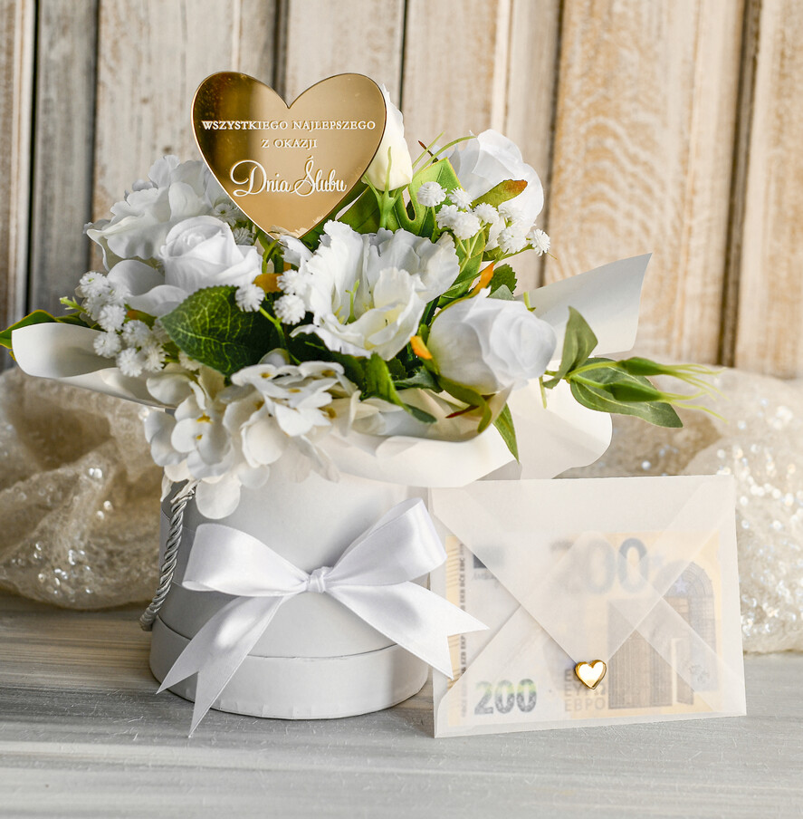  Prezenty dla Młodej Pary  flowerbox, kartki z życzeniami, pudełka na prezenty Piękny flowerbox ze sztucznymi kwiatami to wyjątkowy prezent dla Młodej Pary. Starannie przygotowana kompozycja umieszczona w ozdobnym pudełku tworzy gotowy do wręczenia upominek na ślub lub wesele4