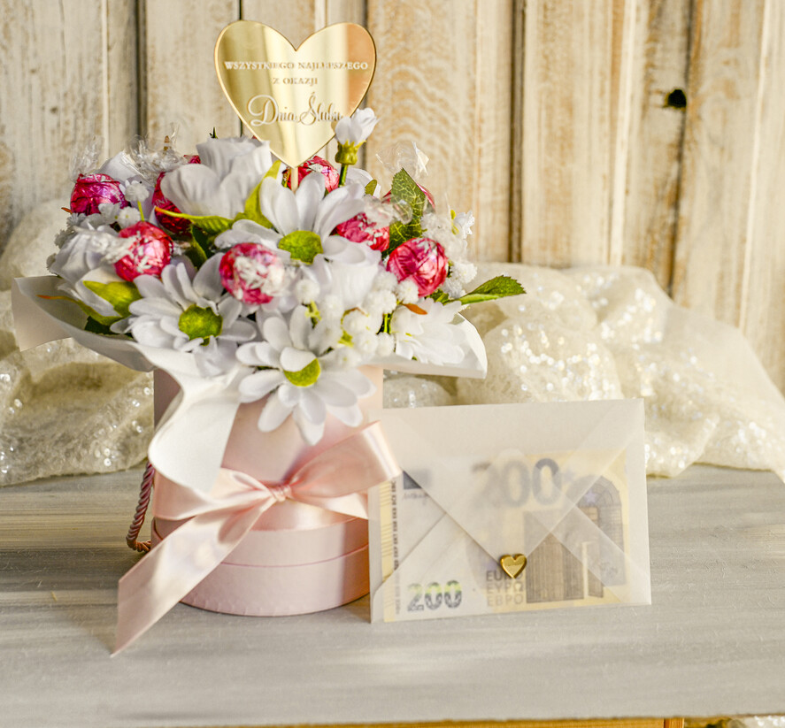  Prezenty dla Młodej Pary  flowerbox, kartki z życzeniami, pudełka na prezenty Elegancki flowerbox ze sztucznymi kwiatami i słodyczami to wyjątkowy prezent dla Młodej Pary. Piękna kompozycja w ozdobnym pudełku tworzy elegancki i gotowy do wręczenia upominek na ślub1