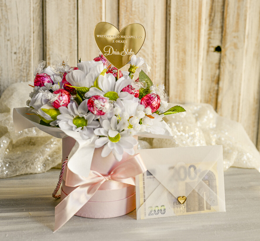  Prezenty dla Młodej Pary  flowerbox, kartki z życzeniami, pudełka na prezenty Elegancki flowerbox ze sztucznymi kwiatami i słodyczami to wyjątkowy prezent dla Młodej Pary. Piękna kompozycja w ozdobnym pudełku tworzy elegancki i gotowy do wręczenia upominek na ślub4