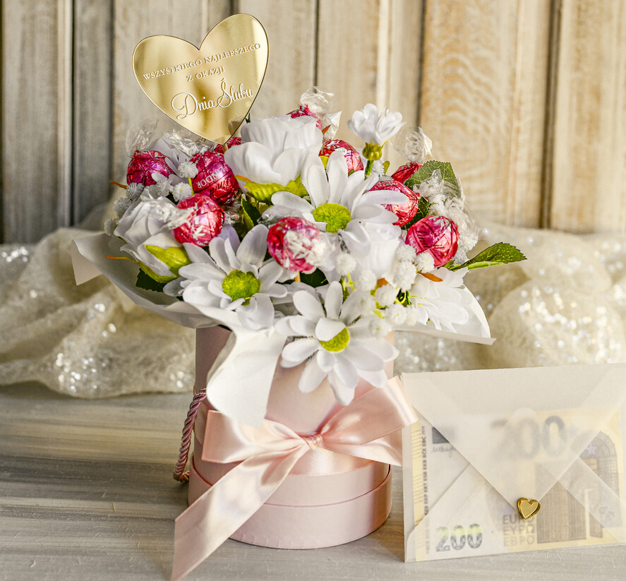  Prezenty dla Młodej Pary  flowerbox, kartki z życzeniami, pudełka na prezenty Elegancki flowerbox ze sztucznymi kwiatami i słodyczami to wyjątkowy prezent dla Młodej Pary. Piękna kompozycja w ozdobnym pudełku tworzy elegancki i gotowy do wręczenia upominek na ślub5