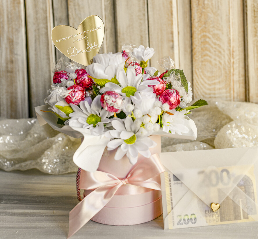  Prezenty dla Młodej Pary  flowerbox, kartki z życzeniami, pudełka na prezenty Elegancki flowerbox ze sztucznymi kwiatami i słodyczami to wyjątkowy prezent dla Młodej Pary. Piękna kompozycja w ozdobnym pudełku tworzy elegancki i gotowy do wręczenia upominek na ślub6