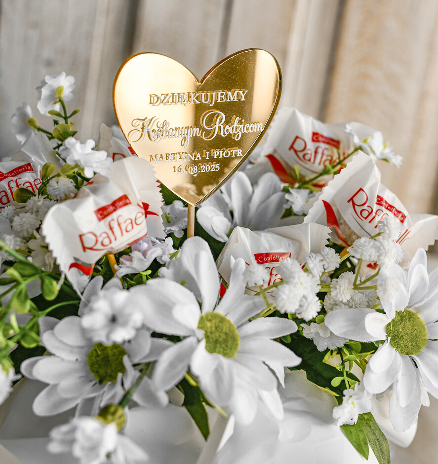 Prezenty, Podziękowania dla Rodziców Kompozycje Kwiatowe / Flowerboxy Piekny flowerbox ze sztucznymi kwiatami i słodyczami to wyjątkowy prezent dla Rodziców jako podziękowanie w dniu ślubu. Podziękowanie dla Rodziców na weselu1