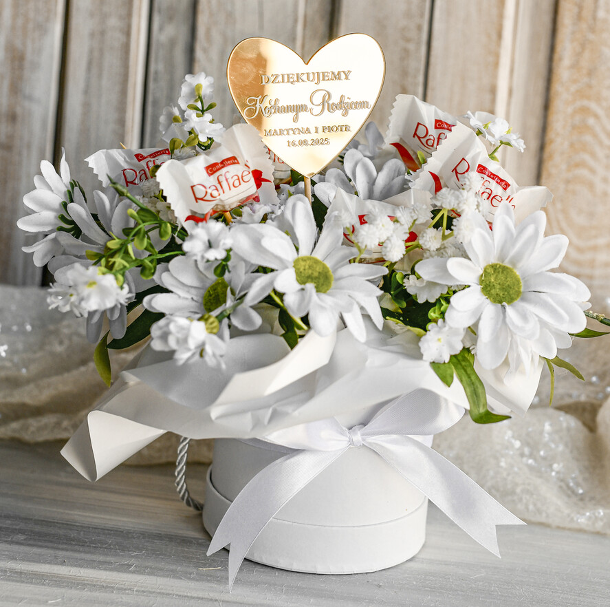 Prezenty, Podziękowania dla Rodziców Kompozycje Kwiatowe / Flowerboxy Piekny flowerbox ze sztucznymi kwiatami i słodyczami to wyjątkowy prezent dla Rodziców jako podziękowanie w dniu ślubu. Podziękowanie dla Rodziców na weselu3