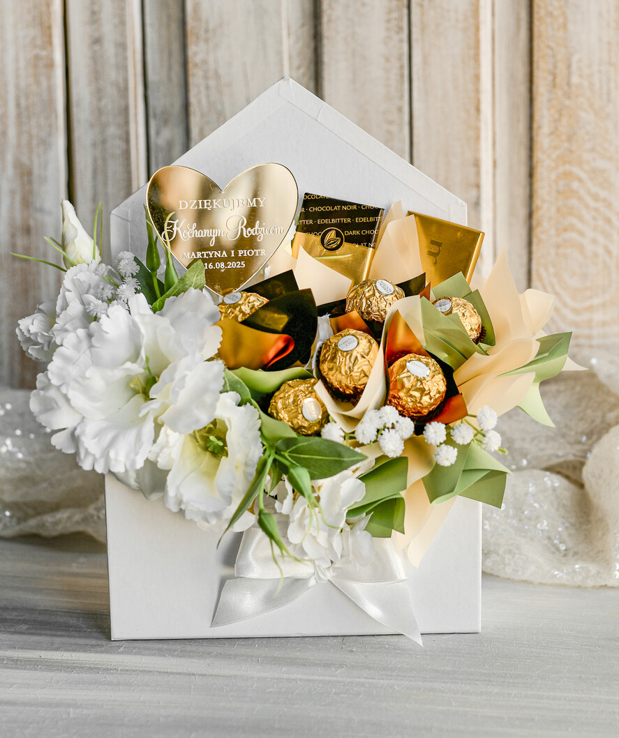 Prezenty, Podziękowania dla Rodziców Kompozycje Kwiatowe / Flowerboxy Piekny flowerbox ze sztucznymi kwiatami i słodyczami to wyjątkowy prezent dla Rodziców jako podziękowanie w dniu ślubu. Podziękowanie dla Rodziców na weselu1