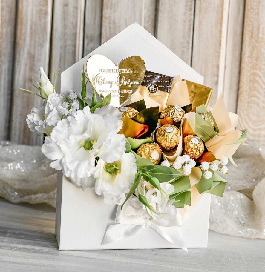 Prezenty, Podziękowania dla Rodziców Kompozycje Kwiatowe / Flowerboxy Piekny flowerbox ze sztucznymi kwiatami i słodyczami to wyjątkowy prezent dla Rodziców jako podziękowanie w dniu ślubu. Podziękowanie dla Rodziców na weselu4