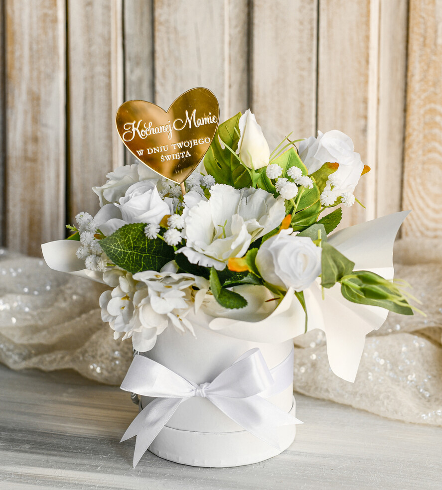 Prezenty dla Mamy flowerboxy, box ze słodyczami  Elegancki flowerbox z sztucznymi kwiatami to wyjątkowy prezent dla mamy. Piękna kompozycja w ozdobnym pudełku – gotowy upominek na każdą okazję. Prezent z okazji dnia mamy1