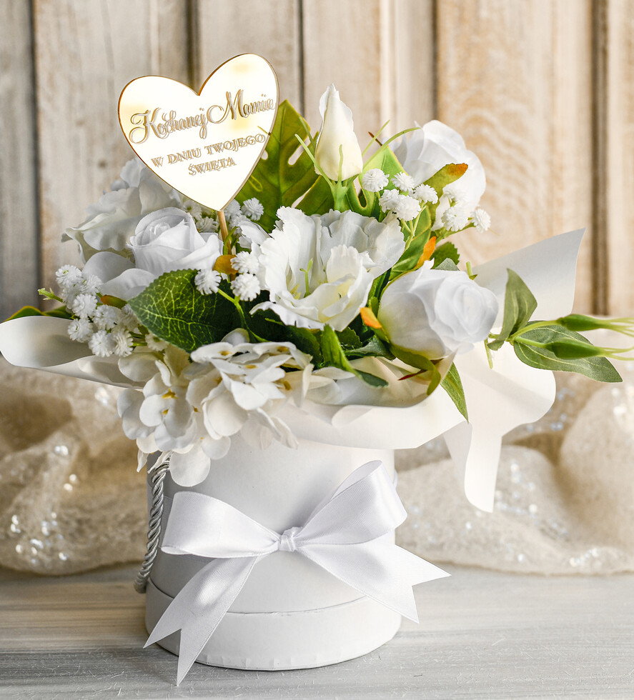 Prezenty dla Mamy flowerboxy, box ze słodyczami  Elegancki flowerbox z sztucznymi kwiatami to wyjątkowy prezent dla mamy. Piękna kompozycja w ozdobnym pudełku – gotowy upominek na każdą okazję. Prezent z okazji dnia mamy0