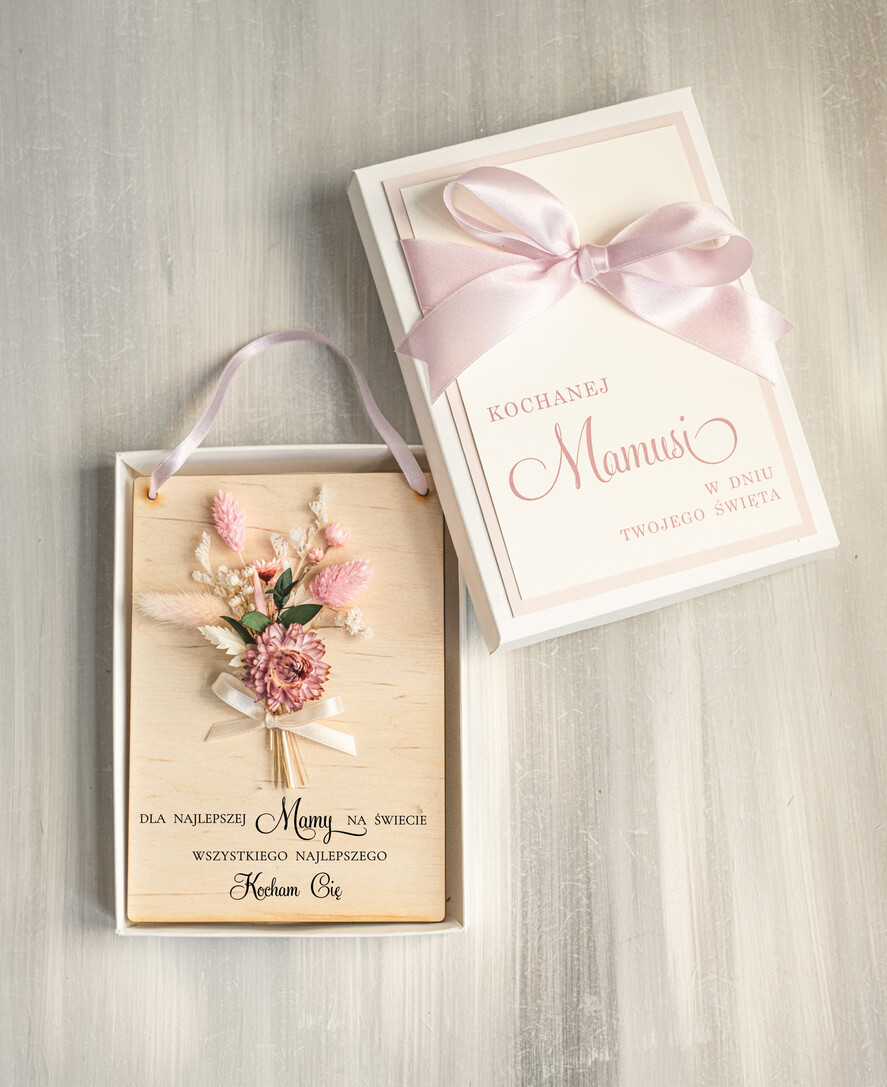 Prezenty dla Mamy flowerboxy, box ze słodyczami  prezent dla Mamy z okazji dnia Matki, kwiaty prezent dla mamy, kompozycja z suszonych kwiatów pomysł na prezent dla mamy, drewniana kartka z życzeniami 0