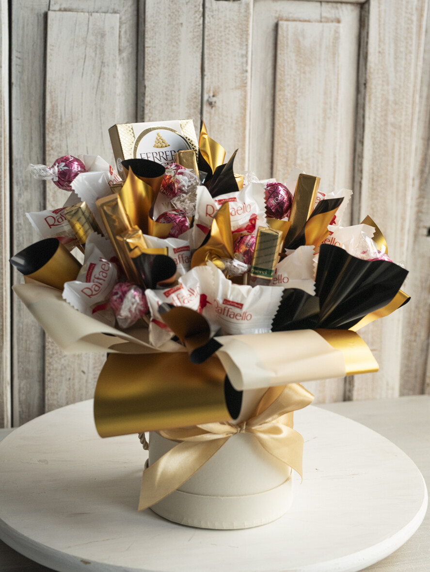 Prezenty dla Mamy flowerboxy, box ze słodyczami  prezent dla mamy, box dla mamy, słodki prezent dla mamy, kosz prezentowy dla mamy, zestaw słodyczy dla mamy, prezent na Dzień Mamy, upominek dla mamy, słodycze dla mamy2