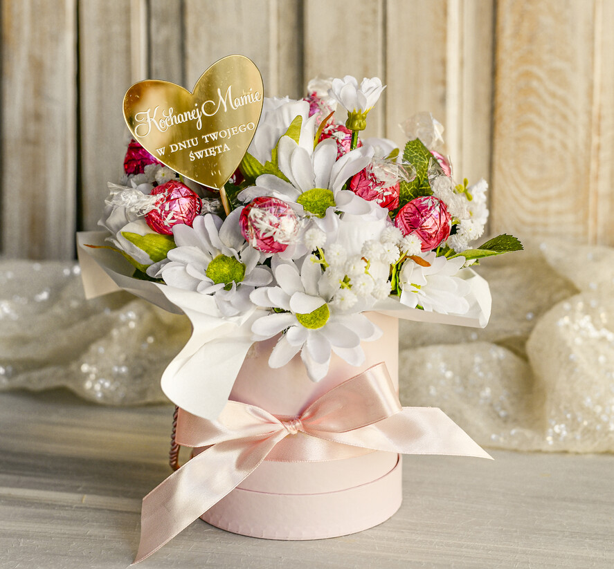 Prezenty dla Mamy flowerboxy, box ze słodyczami  Elegancki flowerbox z sztucznymi kwiatami i słodyczami to wyjątkowy prezent dla mamy. Piękna kompozycja w ozdobnym pudełku – gotowy upominek na każdą okazję.3
