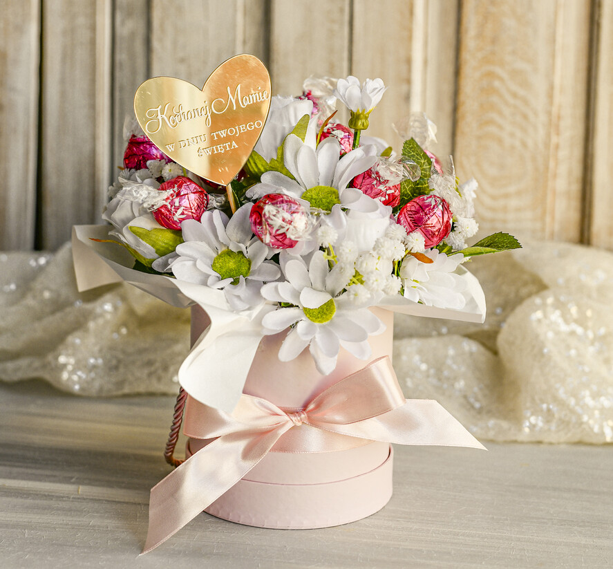 Prezenty dla Mamy flowerboxy, box ze słodyczami  Elegancki flowerbox z sztucznymi kwiatami i słodyczami to wyjątkowy prezent dla mamy. Piękna kompozycja w ozdobnym pudełku – gotowy upominek na każdą okazję.5