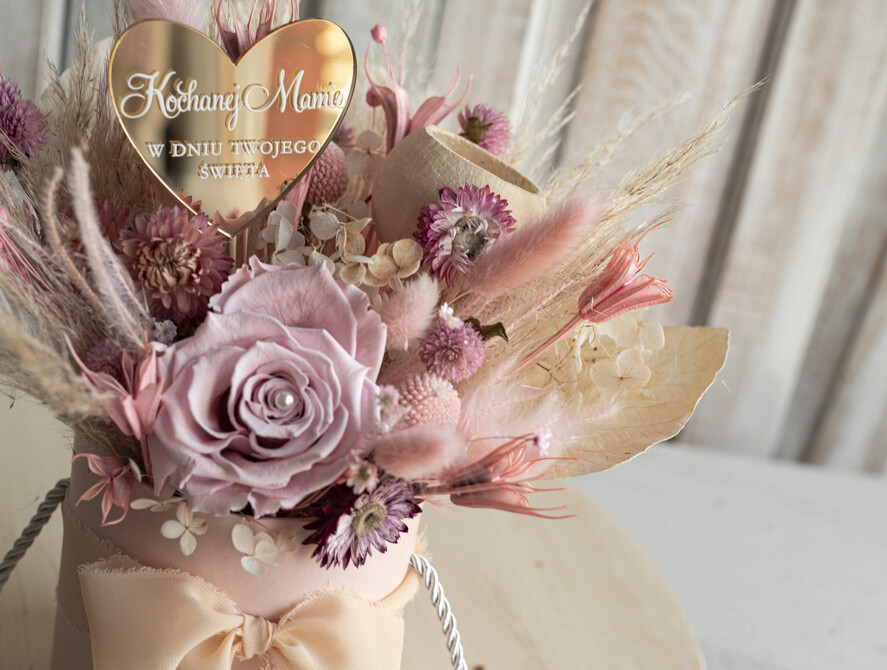 Prezenty dla Mamy flowerboxy, box ze słodyczami  prezent dla Mamy z okazji dnia Matki, kwiaty prezent dla mamy, kompozycja z suszonych kwiatów pomysł na prezent dla mamy, wieczne róże, flower box dla mamy2