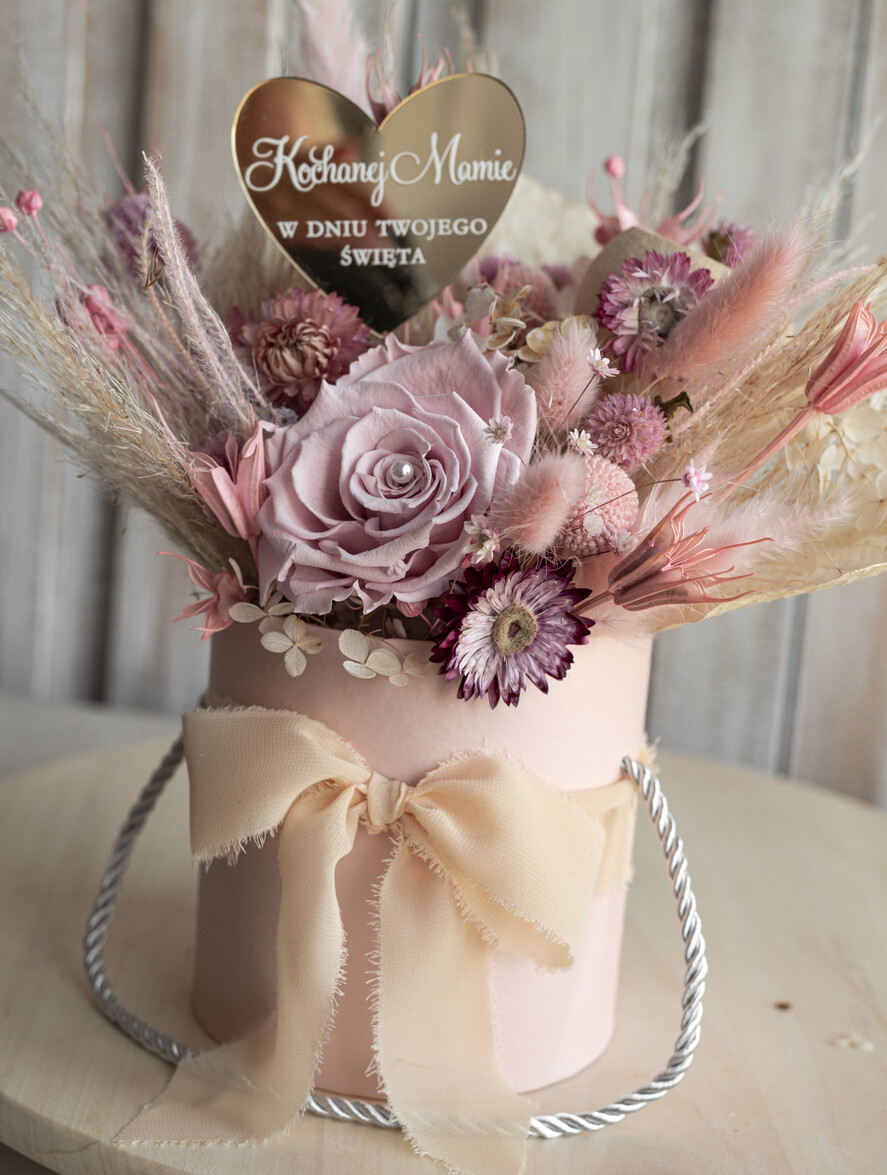 Prezenty dla Mamy flowerboxy, box ze słodyczami  prezent dla Mamy z okazji dnia Matki, kwiaty prezent dla mamy, kompozycja z suszonych kwiatów pomysł na prezent dla mamy, wieczne róże, flower box dla mamy0