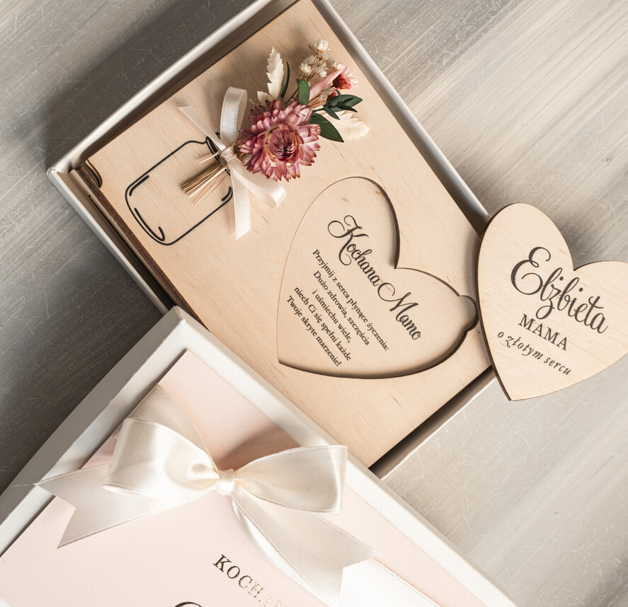 Prezenty dla Mamy flowerboxy, box ze słodyczami  drewniana tabliczka z życzeniami na dzień Mamy prezent dla Mamy z okazji dnia Matki, kwiaty prezent dla mamy, kompozycja z suszonych kwiatów pomysł na prezent dla mamy1