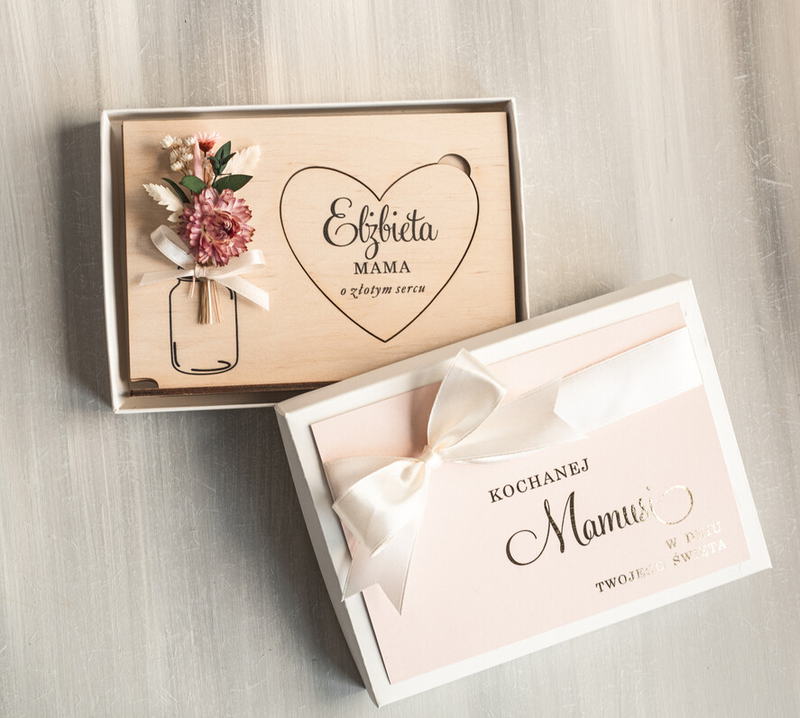 Prezenty dla Mamy flowerboxy, box ze słodyczami  drewniana tabliczka z życzeniami na dzień Mamy prezent dla Mamy z okazji dnia Matki, kwiaty prezent dla mamy, kompozycja z suszonych kwiatów pomysł na prezent dla mamy0