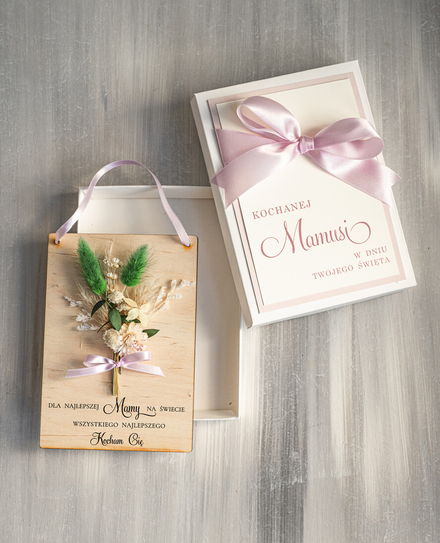 Prezenty dla Mamy flowerboxy, box ze słodyczami  prezent dla Mamy z okazji dnia Matki, kwiaty prezent dla mamy, kompozycja z suszonych kwiatów pomysł na prezent dla mamy, drewniana kartka z życzeniami 1