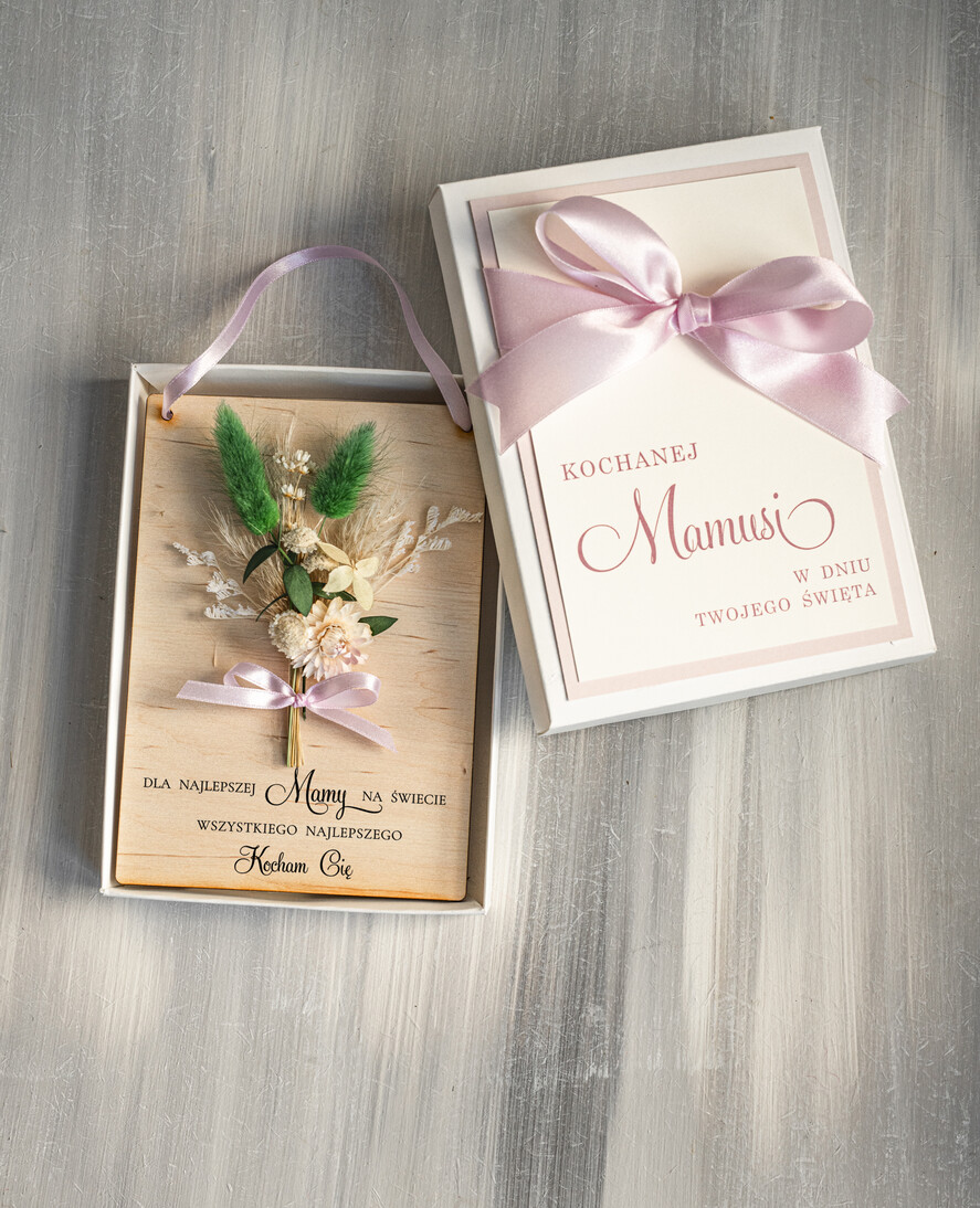 Prezenty dla Mamy flowerboxy, box ze słodyczami  prezent dla Mamy z okazji dnia Matki, kwiaty prezent dla mamy, kompozycja z suszonych kwiatów pomysł na prezent dla mamy, drewniana kartka z życzeniami 0