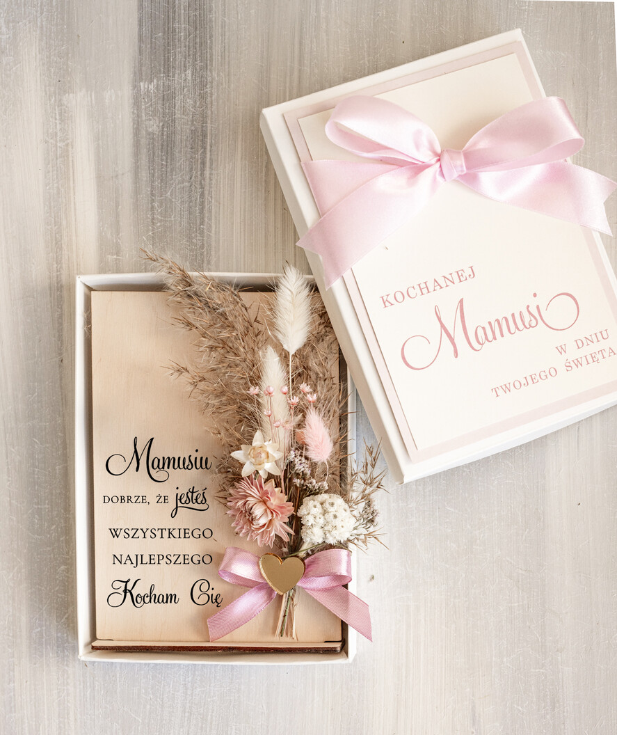 Prezenty dla Mamy flowerboxy, box ze słodyczami  drewniana tabliczka z życzeniami na dzień Mamy prezent dla Mamy z okazji dnia Matki, kwiaty prezent dla mamy, kompozycja z suszonych kwiatów1