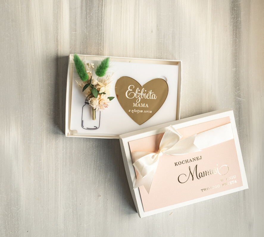 Prezenty dla Mamy flowerboxy, box ze słodyczami  biała tabliczka z życzeniami na dzień Mamy prezent dla Mamy z okazji dnia Matki, kwiaty prezent dla mamy, kompozycja z suszonych kwiatów pomysł na prezent dla mamy1
