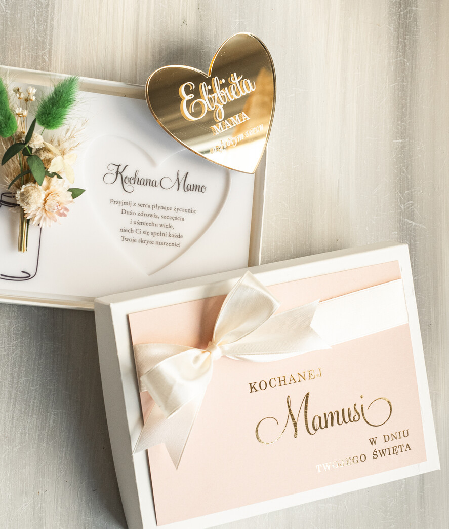 Prezenty dla Mamy flowerboxy, box ze słodyczami  biała tabliczka z życzeniami na dzień Mamy prezent dla Mamy z okazji dnia Matki, kwiaty prezent dla mamy, kompozycja z suszonych kwiatów pomysł na prezent dla mamy4